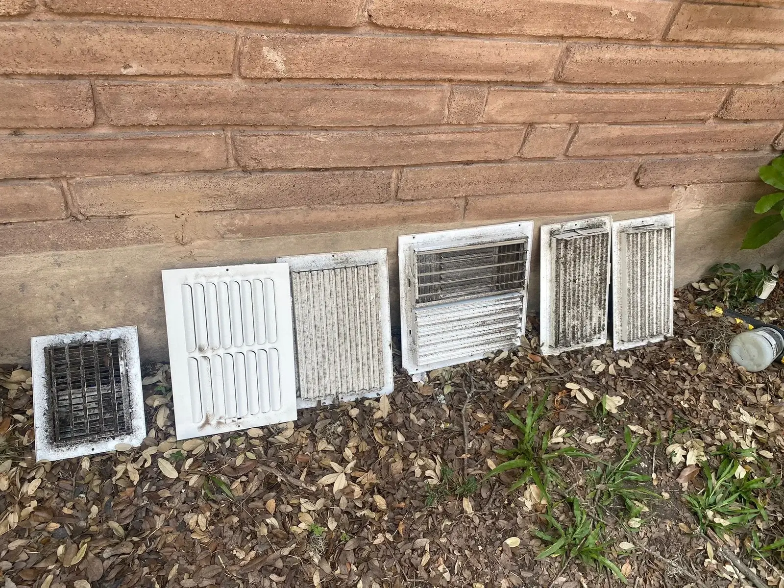 Air duct cover left for dry after cleaning
